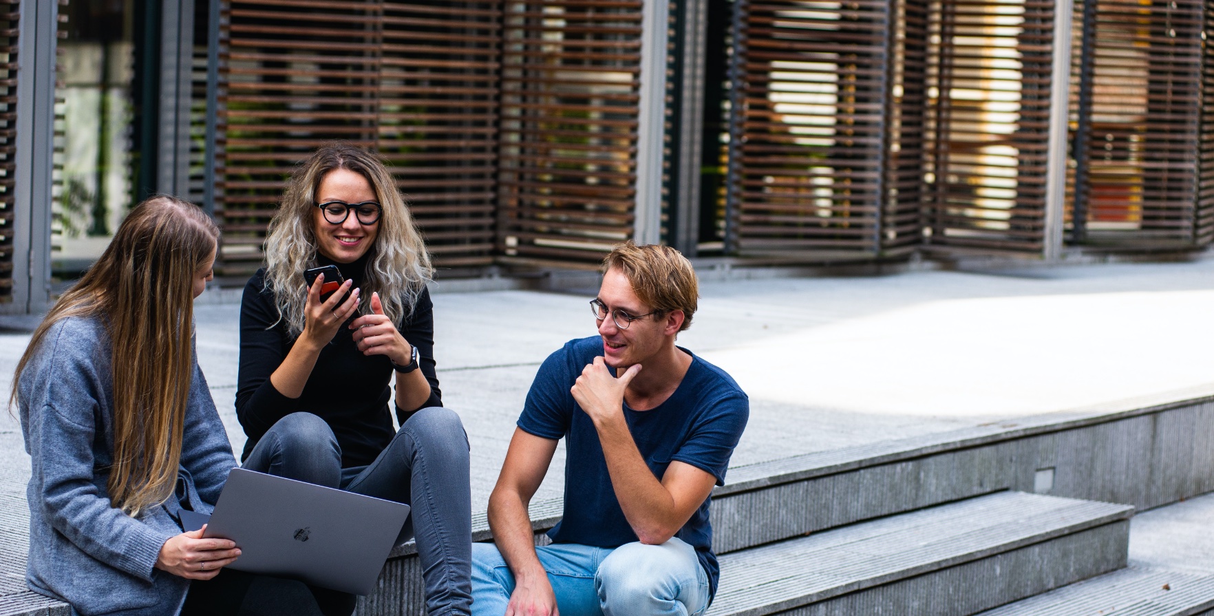 4 tips om de sociale verbinding met collega’s te behouden